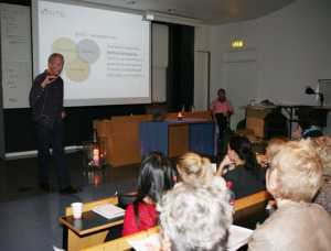 Patrick O'Loughlin og Rolf Vårdal underviser om flyktninghelse. Foto: Høgskulen Stord/Haugesund