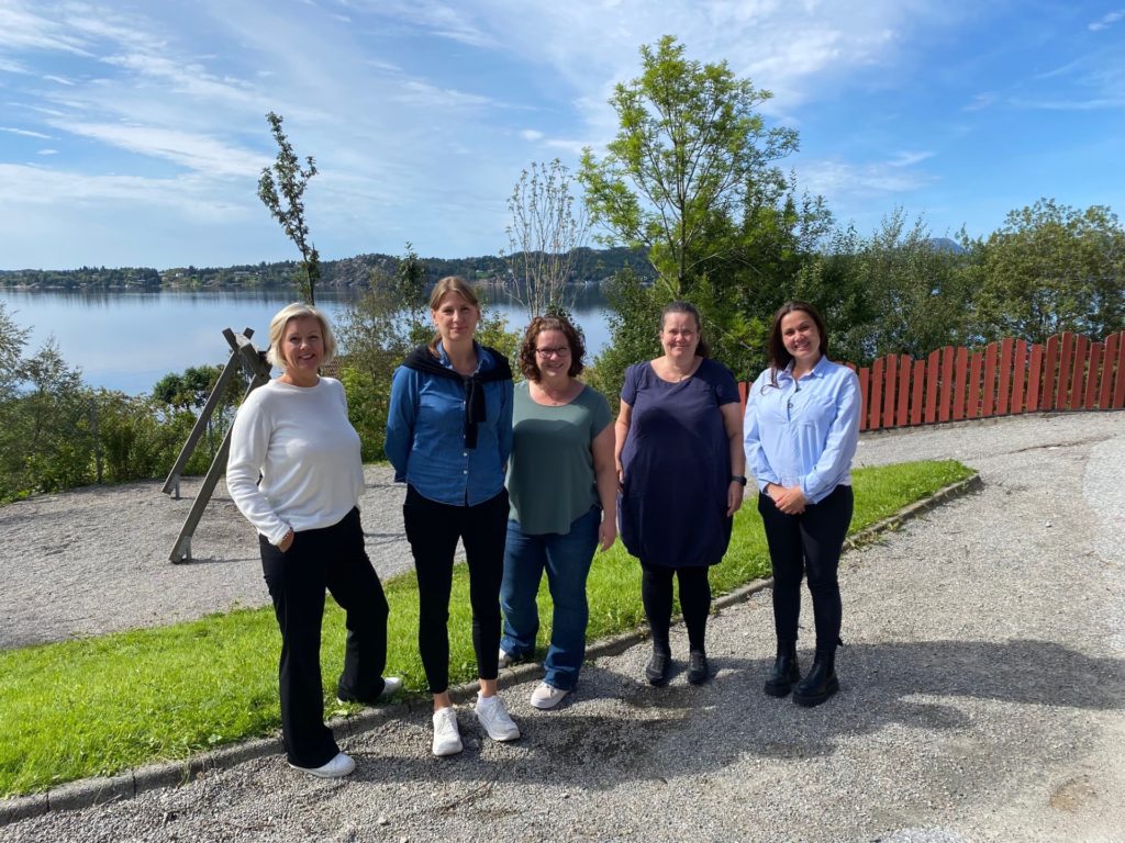 Bilde av Mette E. Garmannslund, RVTS Vest, Åshild Skuggedal, styrar i Sandnes barnehage, Maja Aven Dahle, styrar i Nordbygda barnehage, Grethe Brekken Oppedal, styrar i Indre Masfjorden barnehage og Julie F. Andreassen, RVTS Vest.